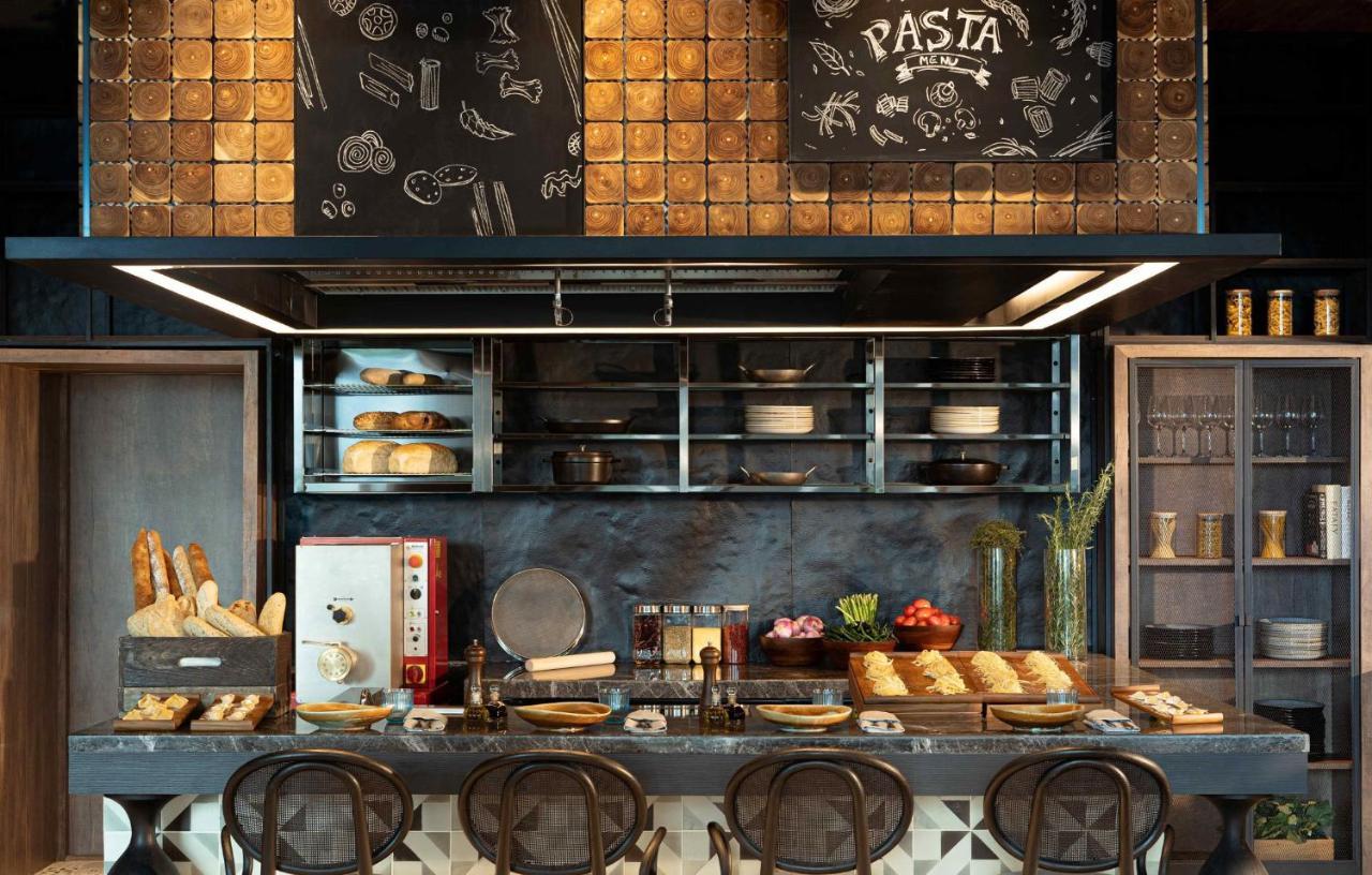 فندق Kimpton Maa-Lai Bangkok By Ihg المظهر الخارجي الصورة The open kitchen at the restaurant