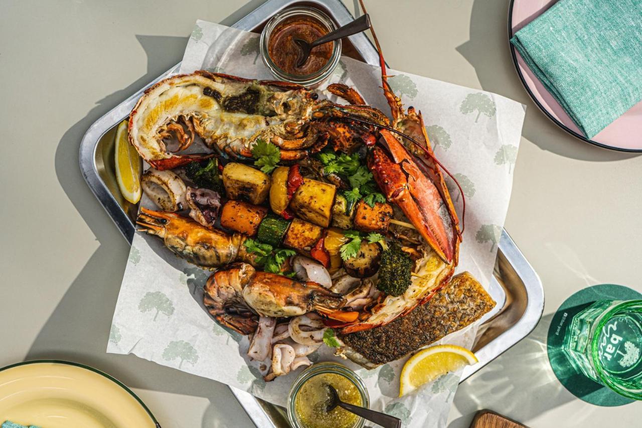 فندق Kimpton Maa-Lai Bangkok By Ihg المظهر الخارجي الصورة A lobster and prawn platter